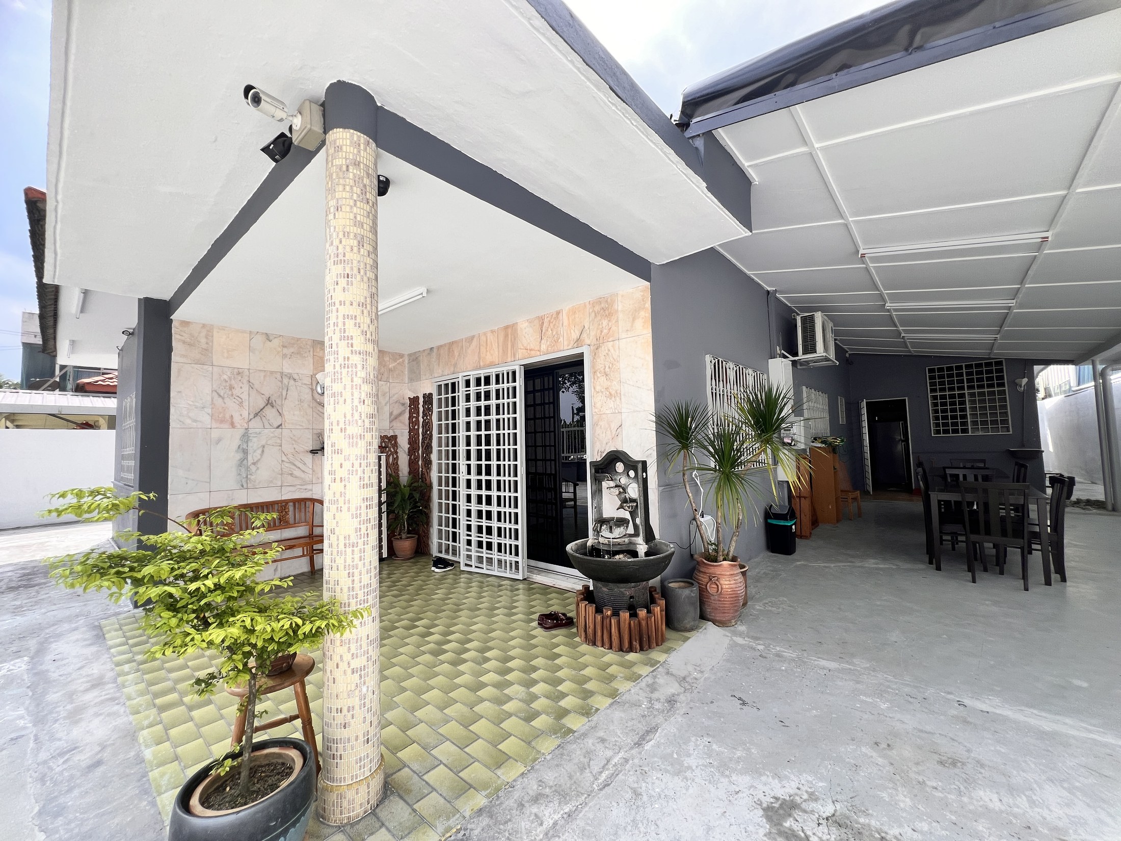 Entrance and covered outdoor space at Selesa House